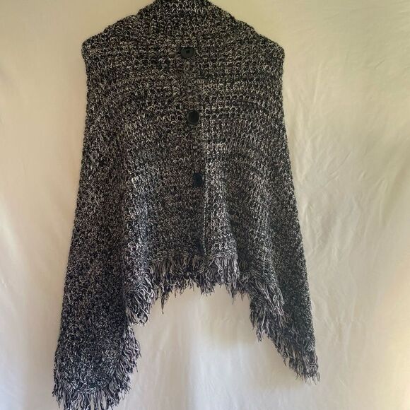 Black and white fringe poncho  - Picture 4 of 6